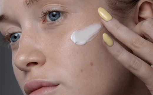 Was verursacht trockene Haut und wie kann man sie behandeln?