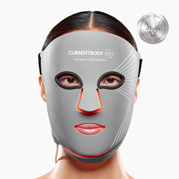 Modell trägt die LED Multi-Licht Maske von CurrentBody Skin